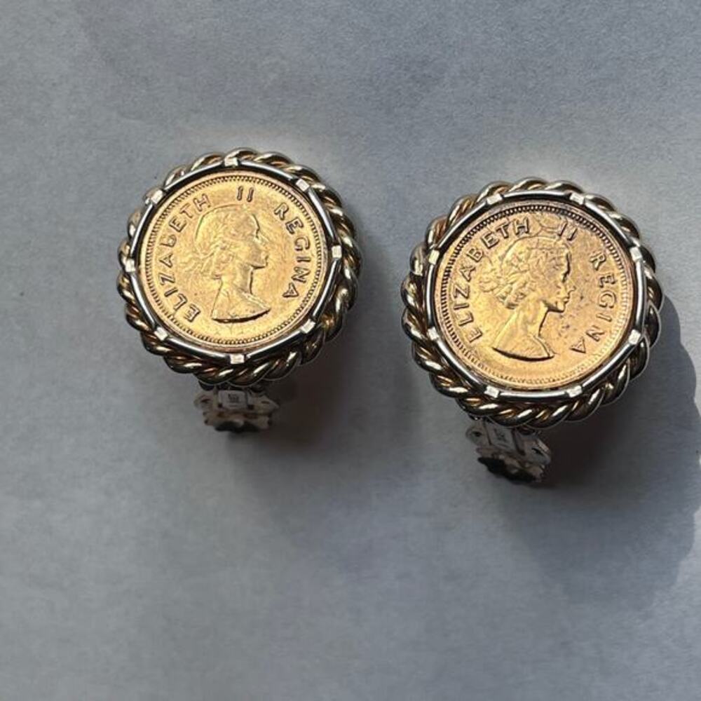 Beautiful Vintage Unsigned Royal Gold Tone Coin Clip On Earrings - light wear
